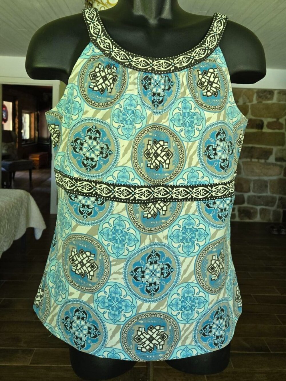 YVOS SLEEVELESS TOP SIZE L ENDLESS KNOT DESIGN BLUE, WHITE & BLACK